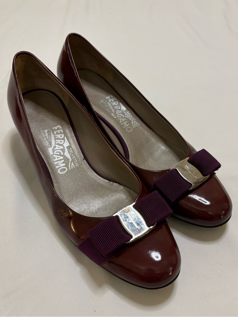 Salvatore Ferragamo Burgundy Patent Leather Vara Bow Kitten Heels Size US 7 AA
